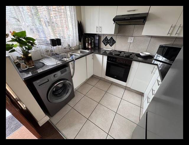 2 BEDROOM TOWNHOUSE FOR SALE IN VAN RIEBEECK PARK